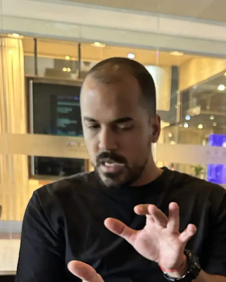 Thiago Dam explicando estratégia com as mãos