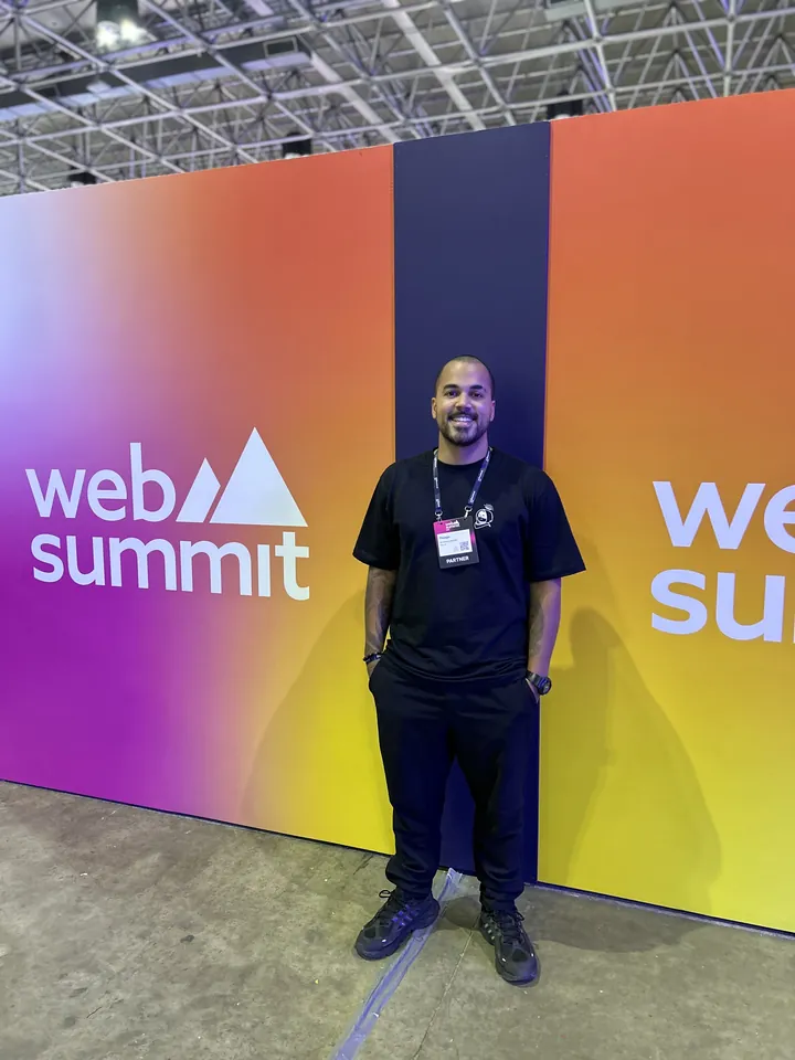 Thiago Dam, CEO de Ghost Lab7, frente al panel del Web Summit